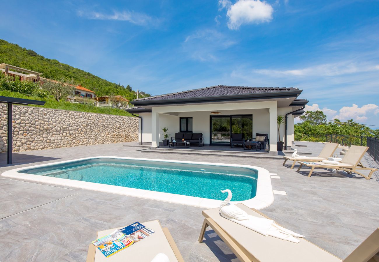 Villa a Mošcenicka Draga - Villa Mantis for 6 people with sea view and private pool