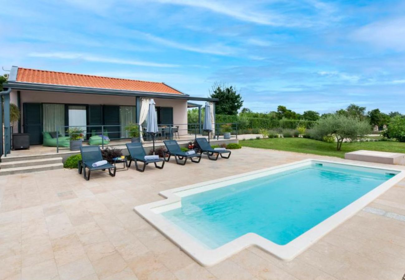 Villa a Rovinj - Villa Jolanda ground floor villa  for 4 people near Rovinj with children playground