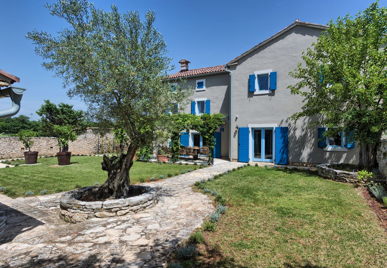 Villa in Cabrunici - Stancija Cabrunici in Central Istria with large garden and Wellness