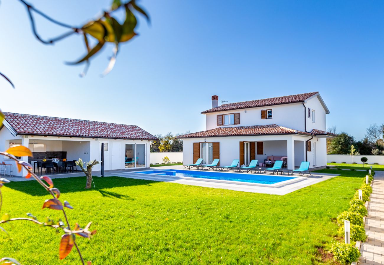 Villa in Šišan - Villa Alba Bianca near Pula for 6 people with children playground and jacuzzi