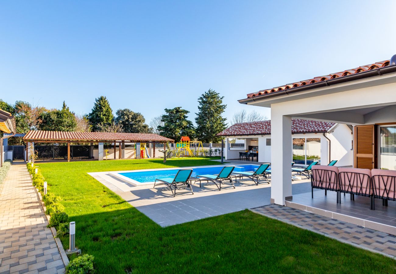 Villa in Šišan - Villa Alba Bianca near Pula for 6 people with children playground and jacuzzi