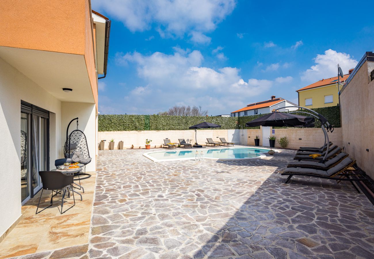 Villa in Pula - Villa Nur for 10 people near Pula with 45 m2 private pool & jacuzzi only 2 km from beach