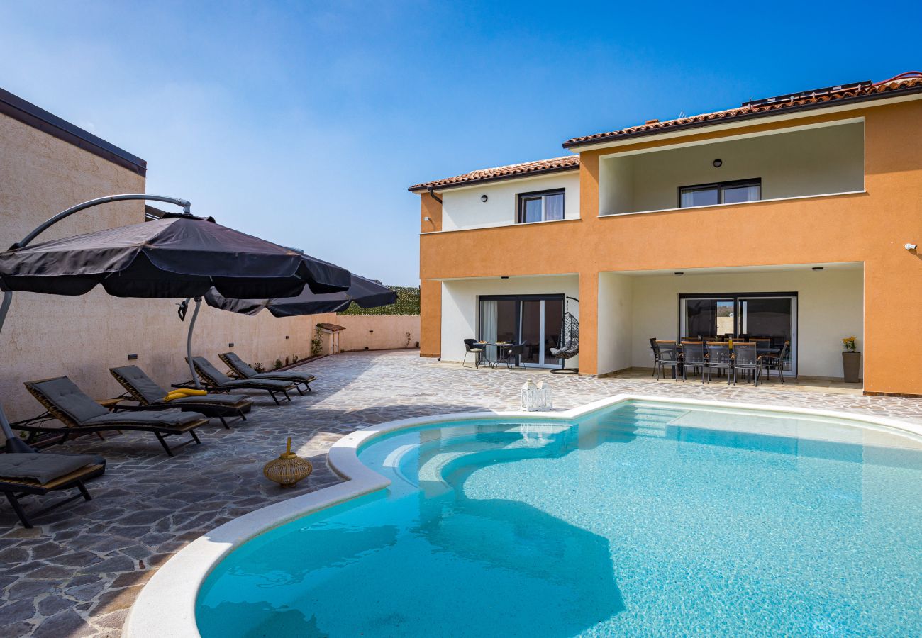 Villa in Pula - Villa Nur for 10 people near Pula with 45 m2 private pool & jacuzzi only 2 km from beach