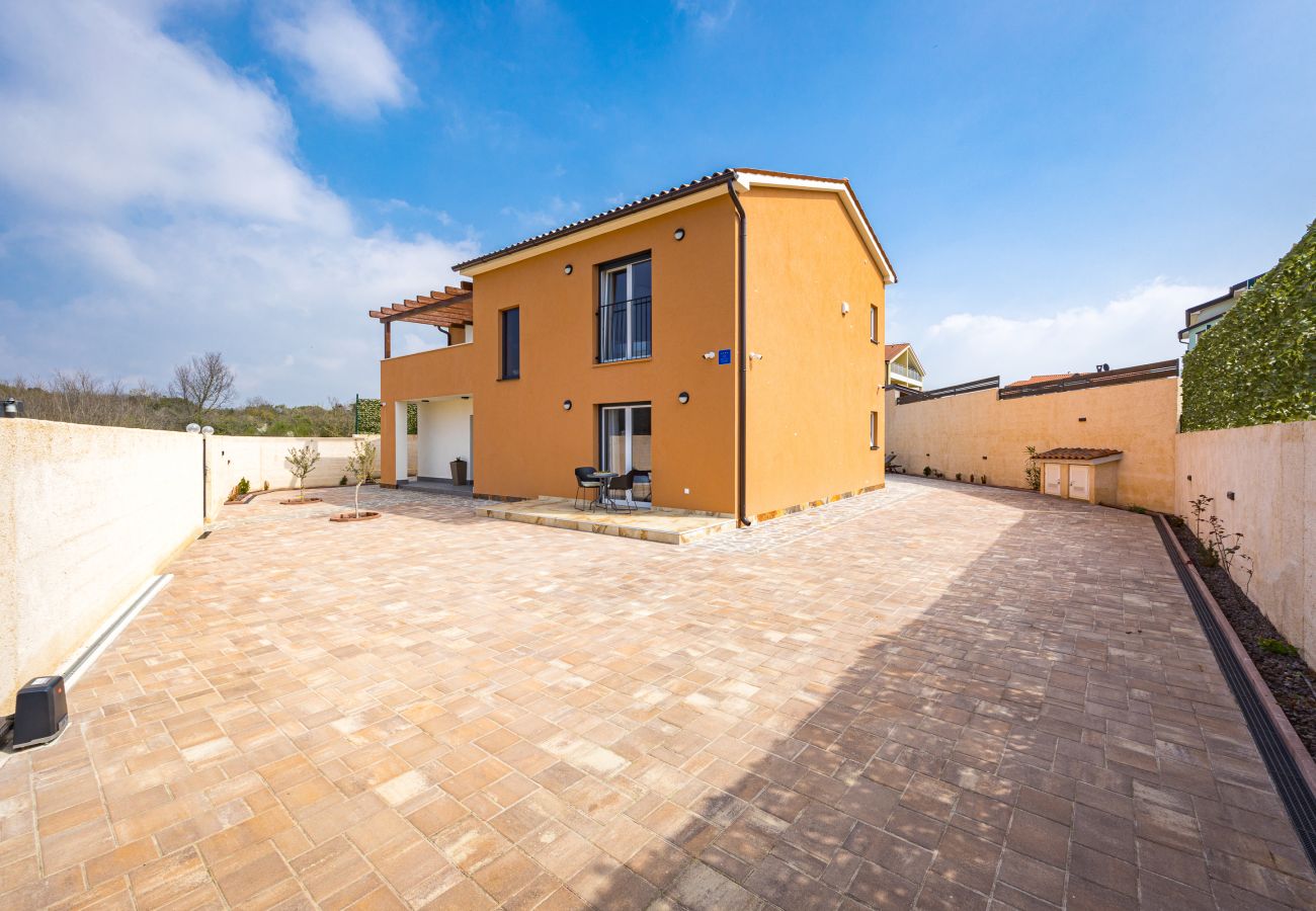 Villa in Pula - Villa Nur for 10 people near Pula with 45 m2 private pool & jacuzzi only 2 km from beach