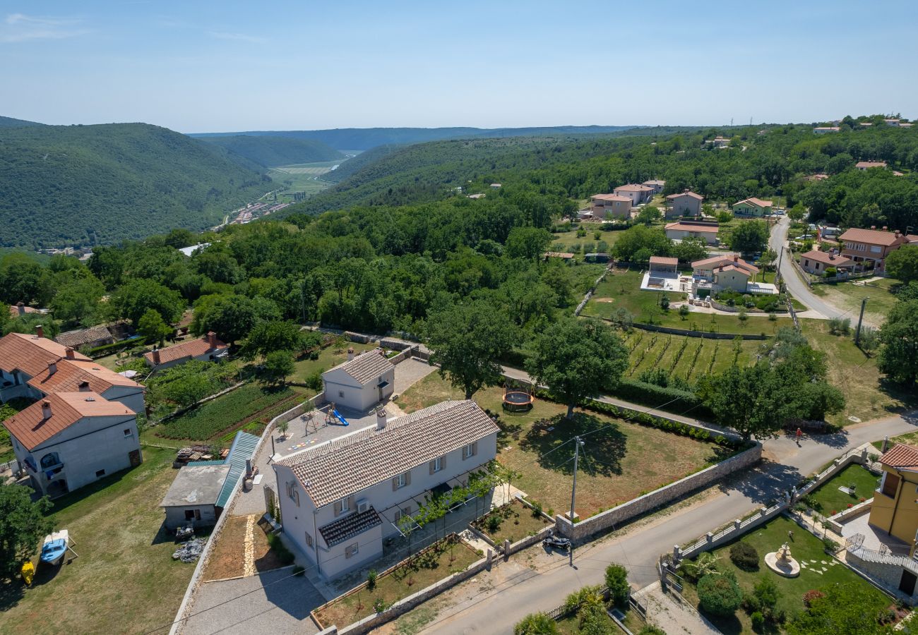 Вилла на Sveti Bartul - Villa Batelica near Labin with large garden, kids playground and private pool