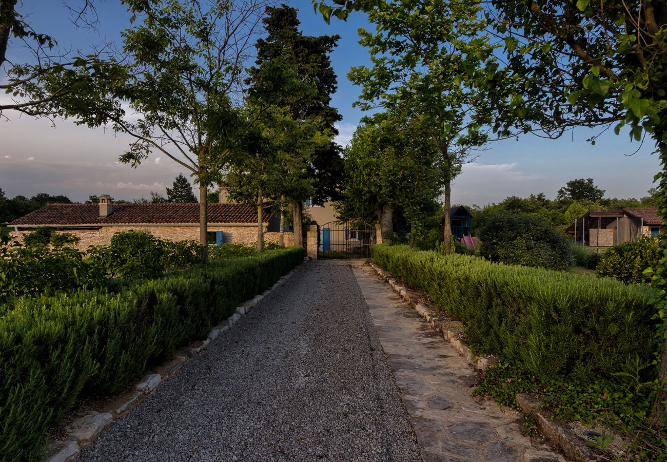 Вилла на Cabrunici - Stancija Cabrunici in Central Istria with large garden and Wellness