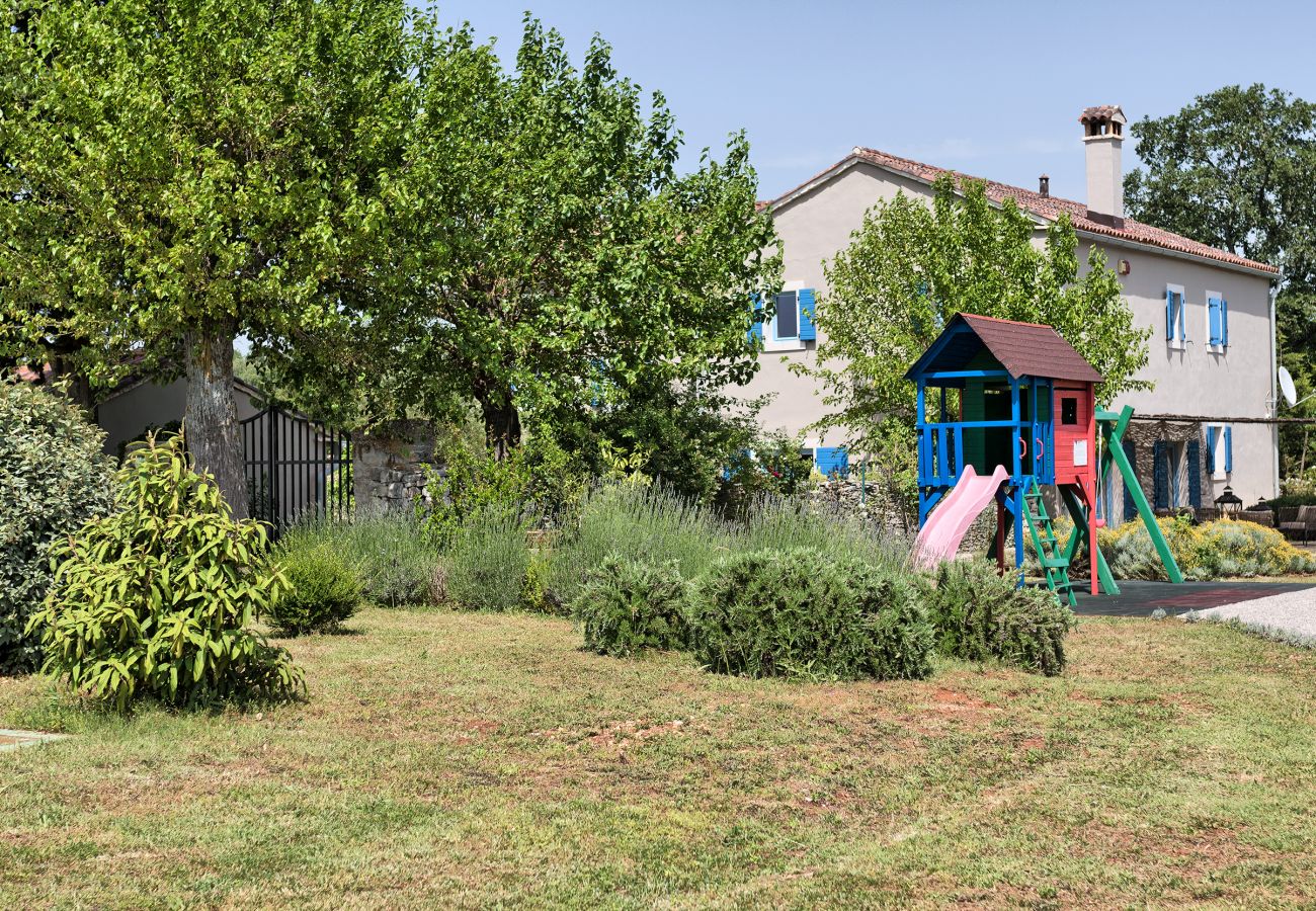 Вилла на Cabrunici - Stancija Cabrunici in Central Istria with large garden and Wellness