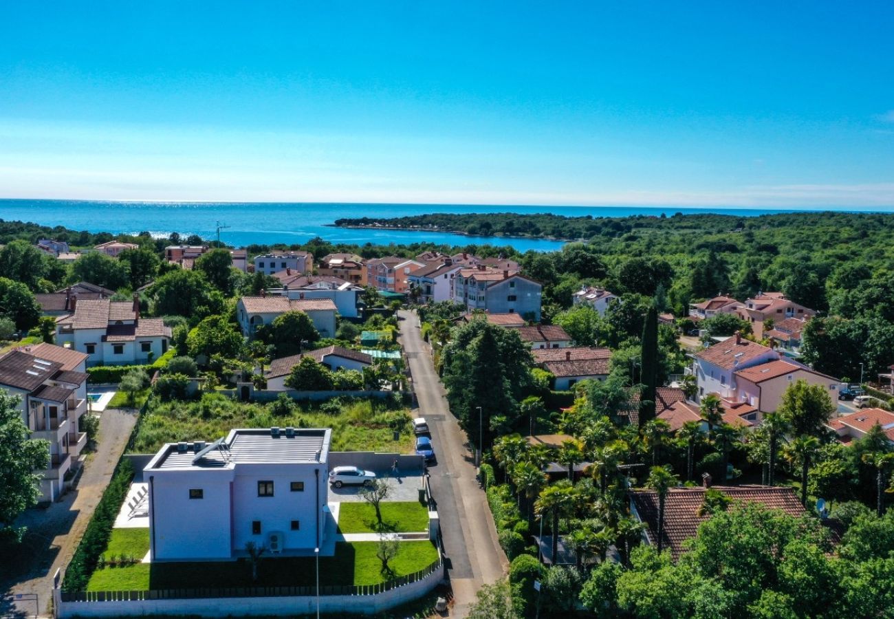 Вилла на Porec - Villa Jacky in Poreč for 8 people with private pool just 900 meters from sea