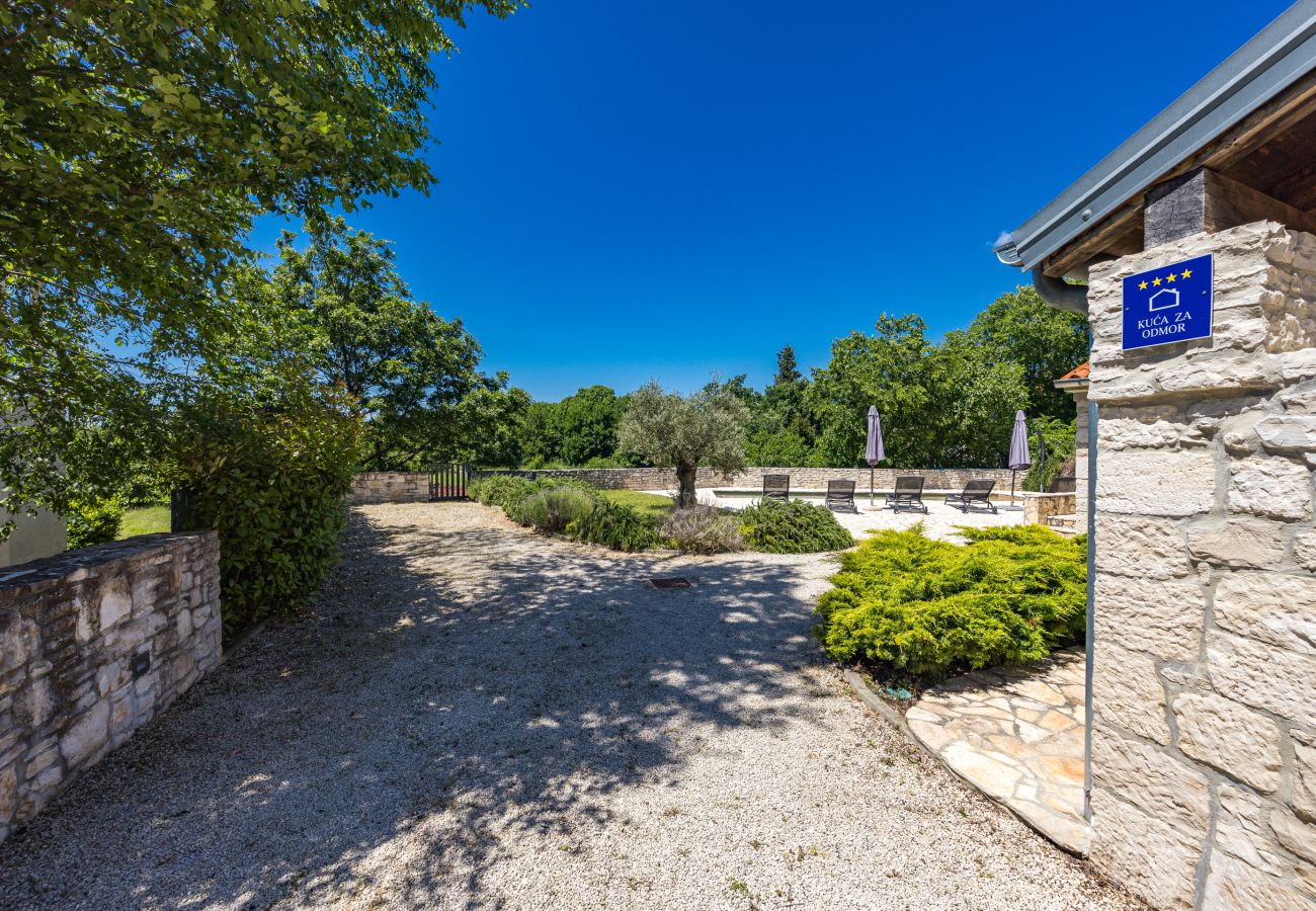 Вилла на Butkovici - Casa 42 pet friendly for 9 people in Central Istria with salt - water pool