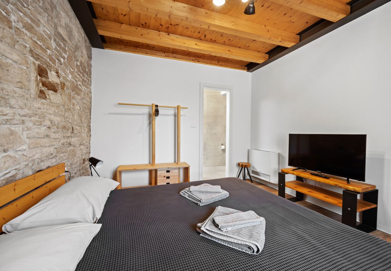 Вилла на Butkovici - Casa 42 pet friendly for 9 people in Central Istria with salt - water pool