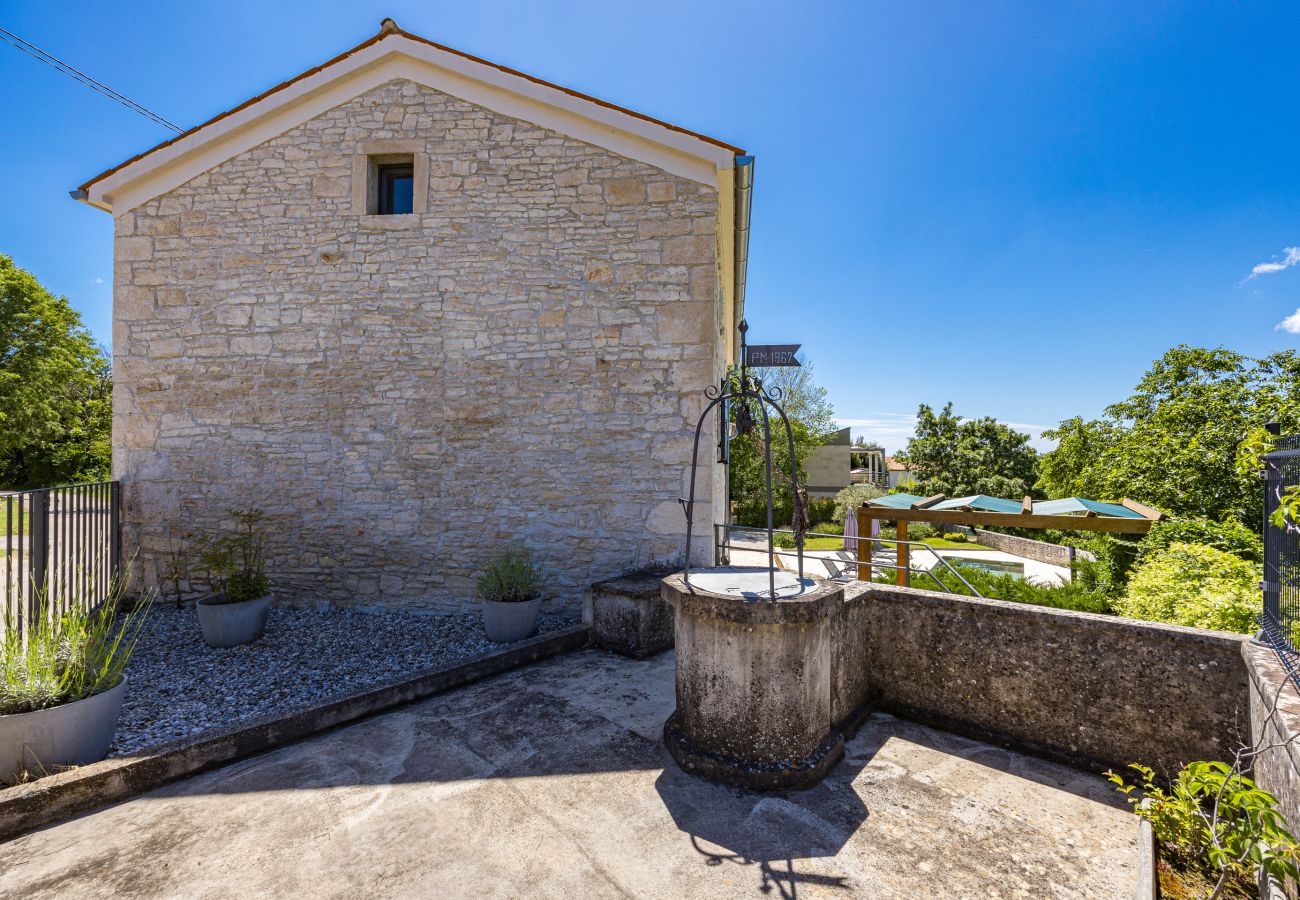 Вилла на Butkovici - Casa 42 pet friendly for 9 people in Central Istria with salt - water pool