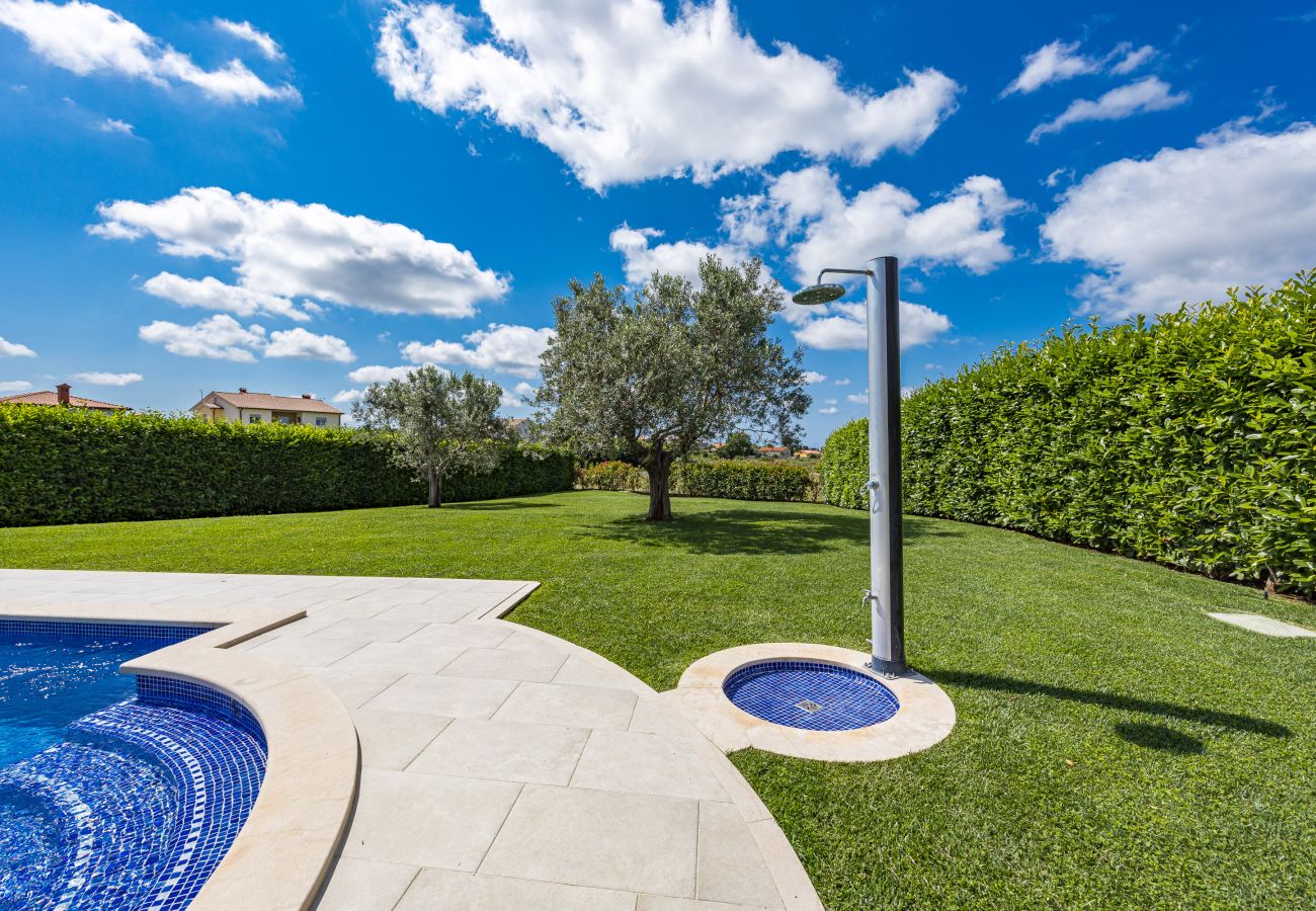 Вилла на Galižana - Villa De Flora with salt water pool & sea view near Fažana