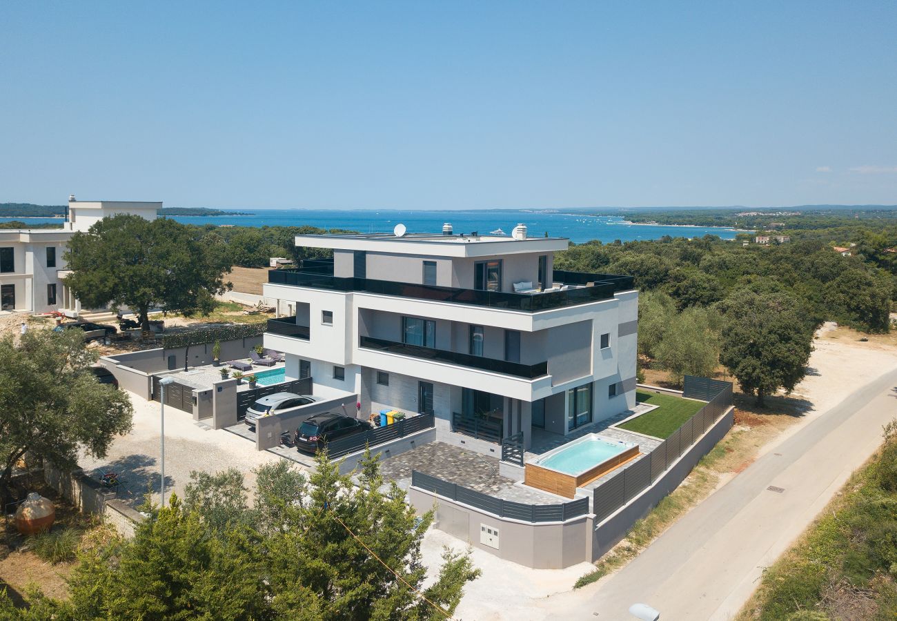 Вилла на Štinjan - Villa Loreta near Fažana for 7 + 1 people with luxury private jacuzzi only 600 meters from sea