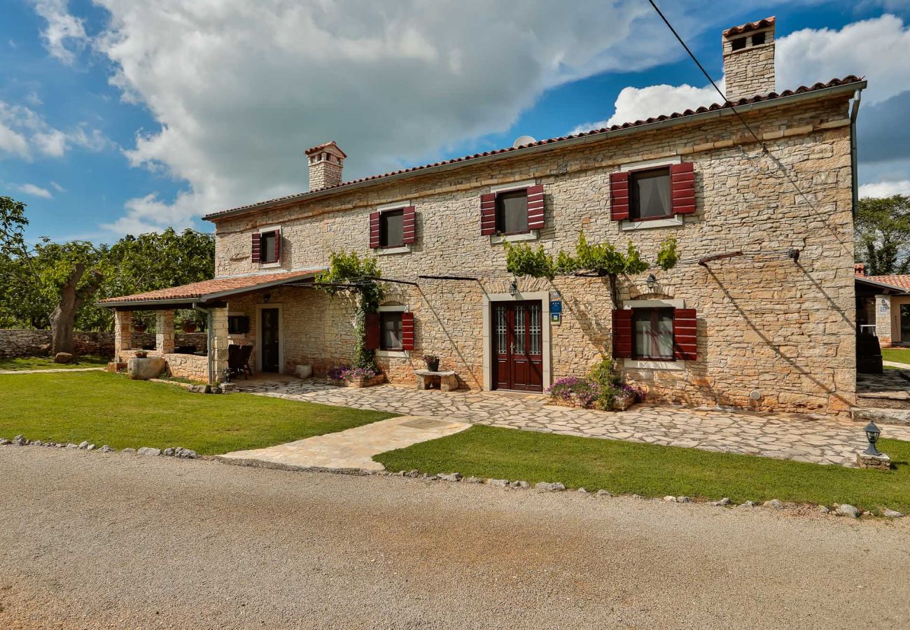 Вилла на Sveti Kirin - House Edera in Central Istria for 6 people with large garden and salt - water private pool