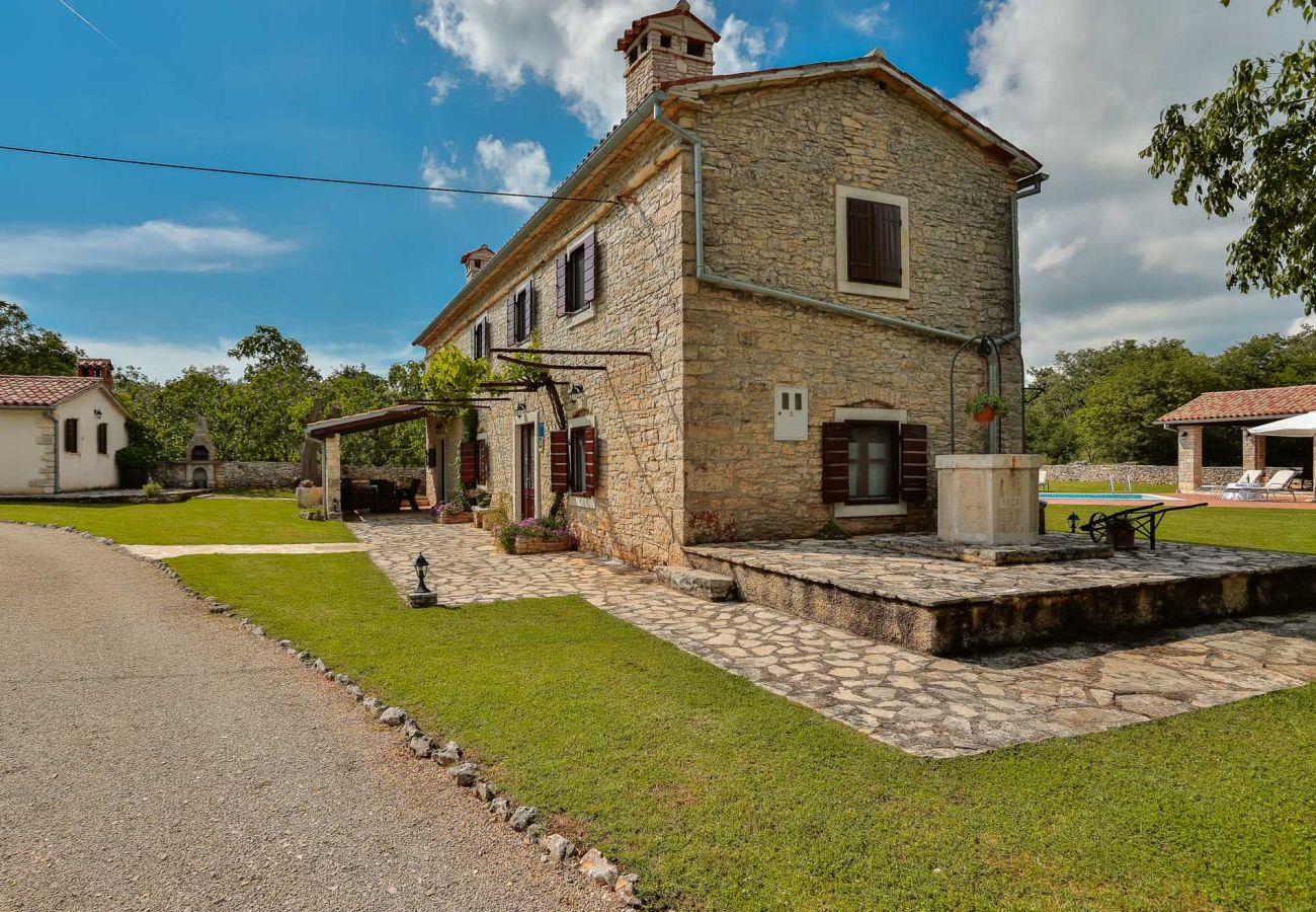 Вилла на Sveti Kirin - House Edera in Central Istria for 6 people with large garden and salt - water private pool