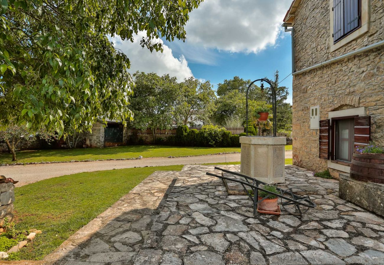 Вилла на Sveti Kirin - House Edera in Central Istria for 6 people with large garden and salt - water private pool