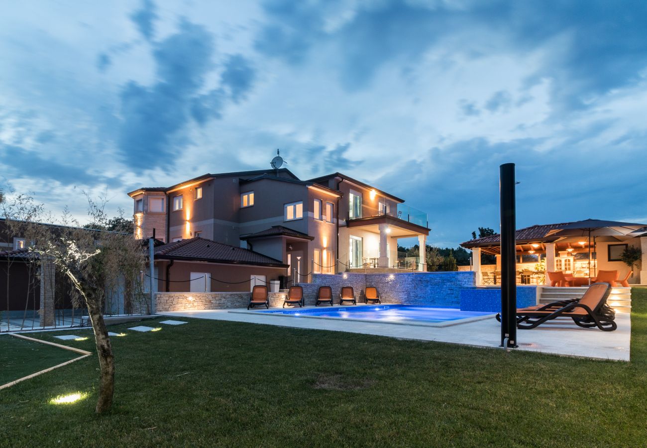 Вилла на Ližnjan - Villa Istra Kamen for kids & families near Pula for 18 people with sport activities, wellness & 67 m2 heated private pool