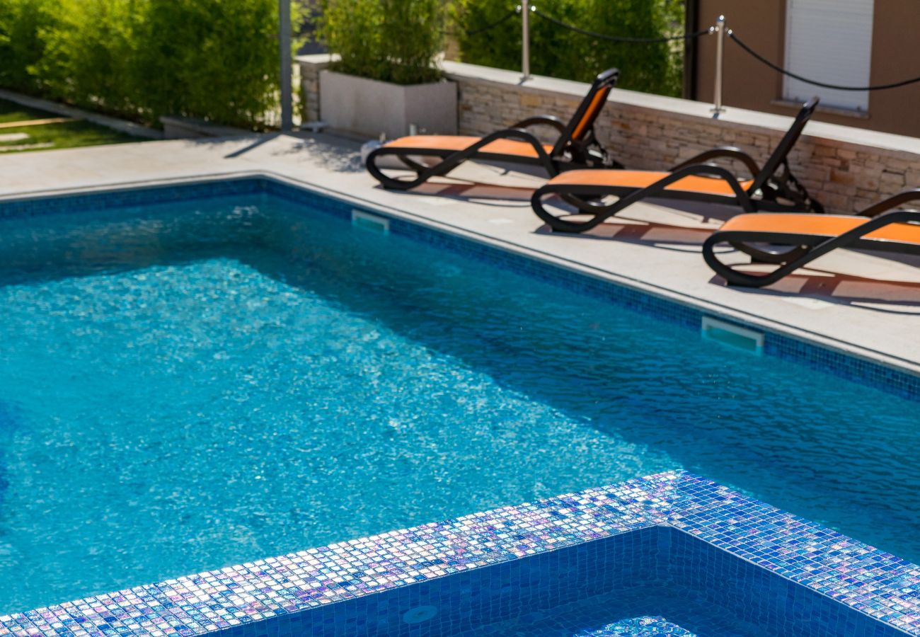 Вилла на Ližnjan - Villa Istra Kamen for kids & families near Pula for 18 people with sport activities, wellness & 67 m2 heated private pool