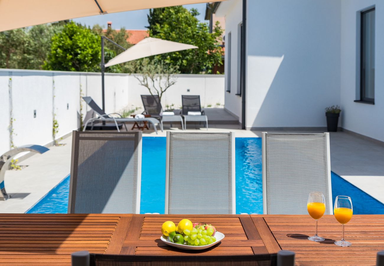 Вилла на Pula - Villa Casa L for 10 people near Pula with heated salt - water pool and pet friendly