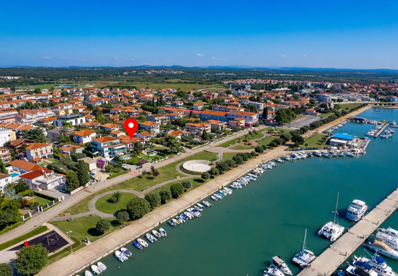 Вилла на Umag - Villa Magnolia in Umag for 10 persons - first row to sea & beach - with jacuzzi and fitness area