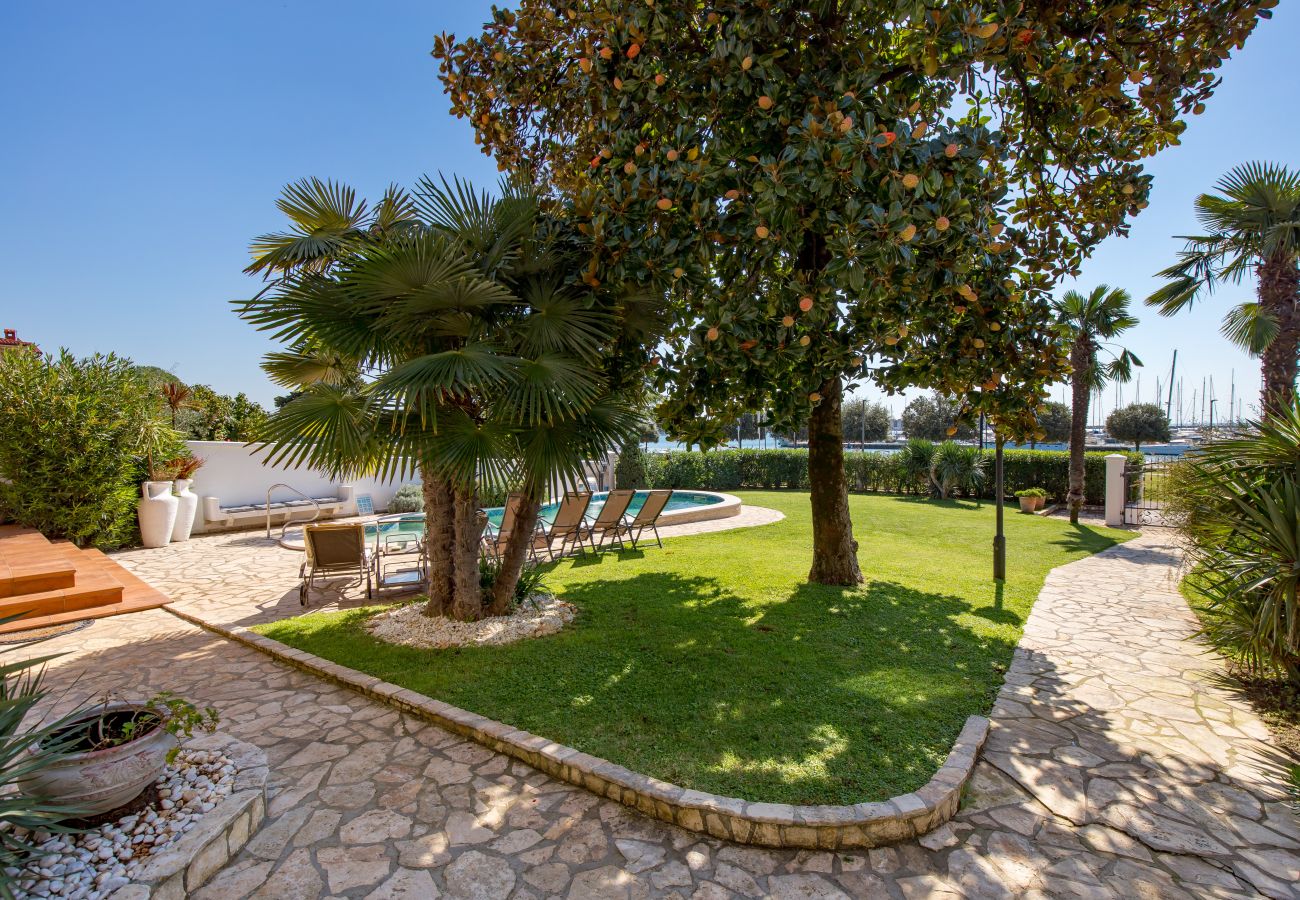 Вилла на Umag - Villa Magnolia in Umag for 10 persons - first row to sea & beach - with jacuzzi and fitness area